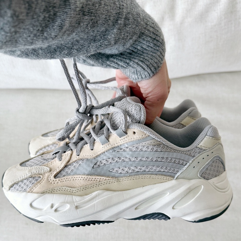 Yeezy Boost 700 V2 in Cream- Size 6 Men’s - Like New